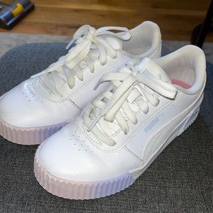 Hardly worn women’s Puma sneakers (6.5).